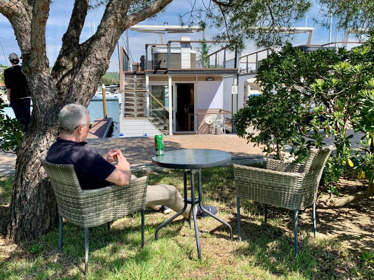 Bellavista Houseboat Apartment *